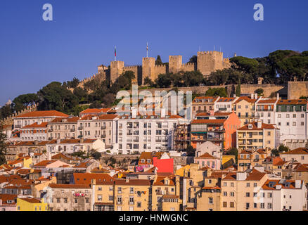 Lissabon, PORTUGAL - 10. Januar 2017: São Jorge Castle in Lissabon vom Miradouro Elevador de Santa Justa (Aussichtspunkt an der Spitze von Santa Just aus gesehen Stockfoto
