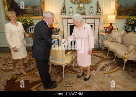 Königin Elizabeth II erfüllt die neuen Vizegouverneur von Quebec Michel Doyen und Pauline Theberge an ein Publikum im Buckingham Palace, London. Stockfoto