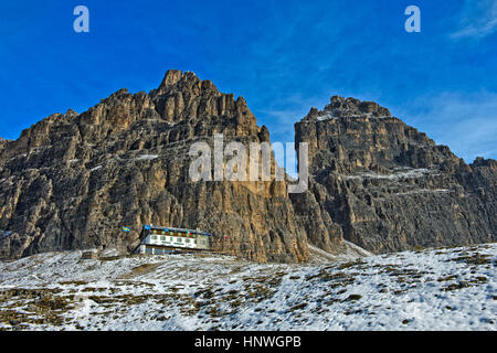 Berghütte Rifugio Auronzo unterhalb der drei Zinnen Berge, Dolomiten, Südtirol, Alto Adige, Italien Stockfoto