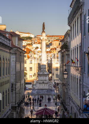 Lissabon, PORTUGAL - 10. Januar 2017: Spalte von Pedro IV am Rossio Platz (Pedro IV) in Lissabon, Portugal, aus Calcada Do Carmo Straße gesehen. Stockfoto
