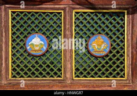 Fenster mit buddhistischen Dekorationen im westlichen Dzuu Tempel, Kloster Erdene Zuu, Kharkhorin, Övörkhangai Aimag, Mongolei Stockfoto