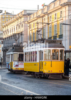 Lissabon, PORTUGAL - 10. Januar 2017: Alte Straßenbahnen auf der Praça Comercio (Commerce Square) in Lissabon, Portugal. Stockfoto