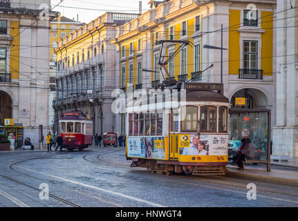 Lissabon, PORTUGAL - 10. Januar 2017: Alte Straßenbahnen auf der Praça Comercio (Commerce Square) in Lissabon, Portugal. Stockfoto