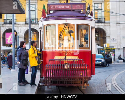 Lissabon, PORTUGAL - 10. Januar 2017: Alte Straßenbahn auf der Praça Do Comercio (Commerce Square) in Lissabon, Portugal. Stockfoto