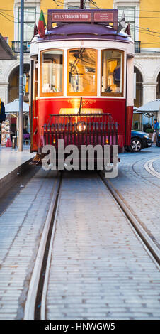 Lissabon, PORTUGAL - 10. Januar 2017: Alte Straßenbahn auf der Praça Do Comercio (Commerce Square) in Lissabon, Portugal. Stockfoto