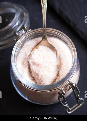 Rosa Himalaya-Salz in einem Glas. Stockfoto