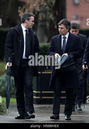 Watford Besitzer Gino Pozzo (rechts) mit Watford Geschäftsführer Scott Duxbury (links) während der Trauerfeier für Graham Taylor hielt an Str. Marys Kirche, Watford. PRESSEVERBAND Foto. Bild Datum: Mittwoch, 1. Februar 2017. Siehe PA Geschichte Fußball Taylor. Bildnachweis sollte lauten: Nick Potts/PA Wire Stockfoto