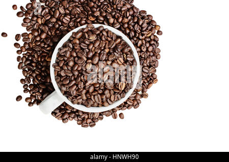 Draufsicht der Kaffeebohnen aus einer Keramik Tasse isoliert auf einem weißen Hintergrund mit Platz für textfreiraum überfüllt. Flache Laien Stil. Stockfoto