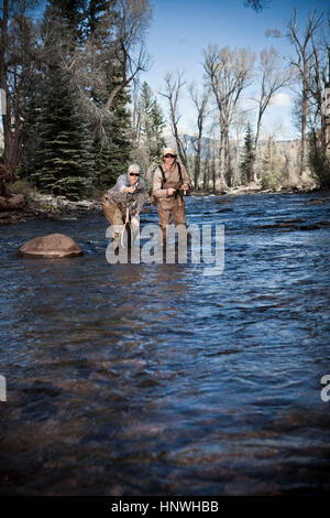 Fischer Knöchel tief im Fluss Fliegenfischen, Colorado, USA Stockfoto