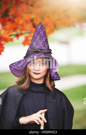 Mädchen für Halloween als Hexe verkleidet. Stockfoto