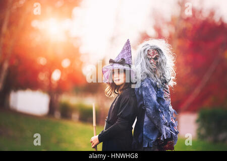 Verkleidet als Hexe und Zombie-Freunde Stockfoto
