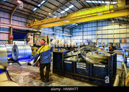 Stahlarbeiter behandeln Walzen von Stahl bei Tata Steel Wednesbury in Willenhall, Wolverhampton. PRESSEVERBAND Foto. Bild Datum: Mittwoch, 15. Februar 2017. Bildnachweis sollte lauten: Ben Birchallirchall Stockfoto