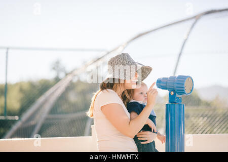 Mutter und Sohn am Spielplatz, auf der Suche durch Teleskop Stockfoto