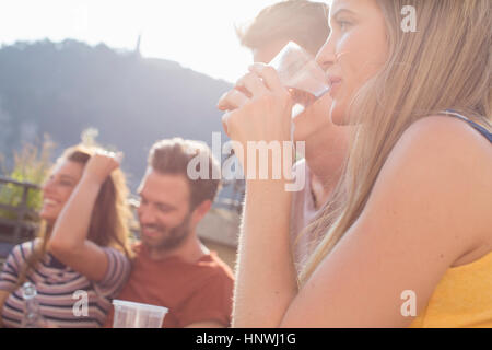 Paare trinken am Dach Terrasse Partei Stockfoto