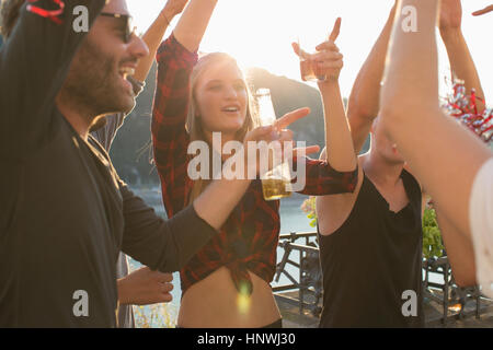 Erwachsene Freunde tanzen in der Waterfront Dach Terrasse Partei, Budapest, Ungarn Stockfoto