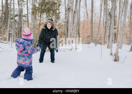 Mutter und Tochter spielen im Schnee, Peterborough, Ontario Stockfoto