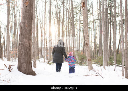 Mutter und Tochter, Wandern im Schnee, Peterborough, Ontario Stockfoto