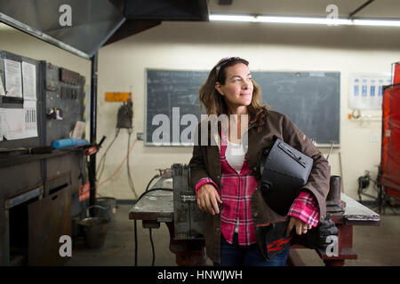 Weibliche Metallarbeit Lehrer gelehnt Klassenzimmer Werkbank Stockfoto