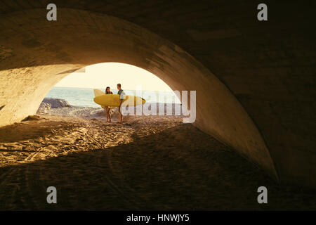 Surfen-paar in der Unterführung in Newport Beach, Kalifornien, USA Stockfoto