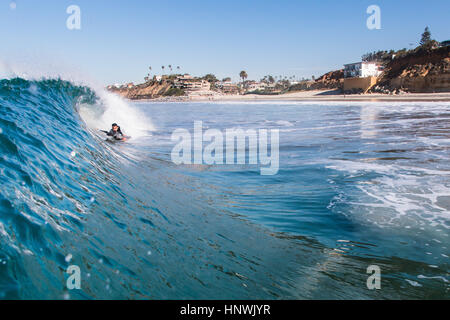 Menschen Surfen im Meer, Encinitas, Kalifornien, USA Stockfoto