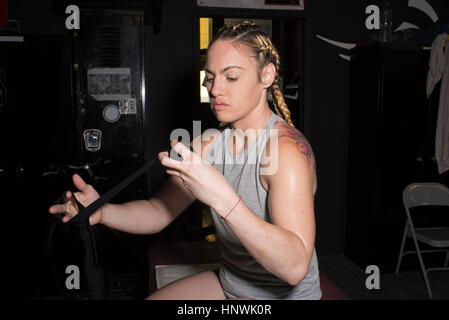 Boxerin Umhüllung Hand mit Bandage im Fitness-Studio Stockfoto