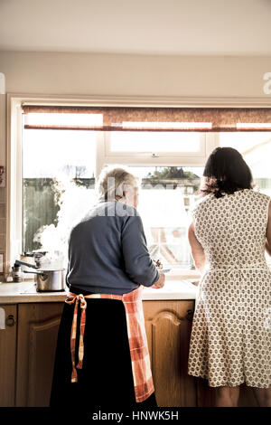 Mutter und Erwachsene Tochter Abwasch zusammen Stockfoto