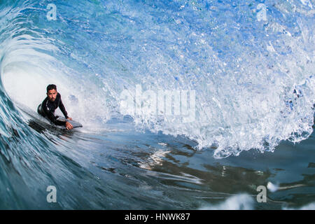 Menschen Surfen im Meer, Encinitas, Kalifornien, USA Stockfoto