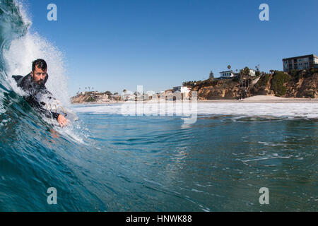 Menschen Surfen im Meer, Encinitas, Kalifornien, USA Stockfoto