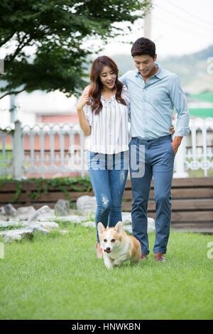 Junge harmonische Dinkpet paar Stockfoto