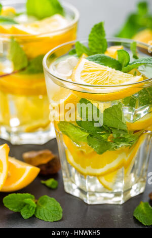 Zitrone Mojito cocktail mit Minze, kalte erfrischende Getränke oder Getränke Stockfoto