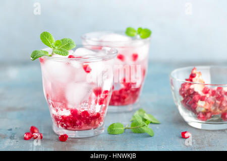 Infundierten Wasser gemacht aus frischen Granatapfel und Mineralwasser mit Eis, kalte erfrischende und Entgiftung trinken Stockfoto