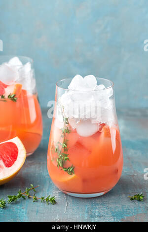 Grapefruit und Thymian gin cocktail, erfrischendes Getränk mit Eis Stockfoto