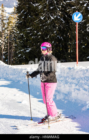 attraktive mittlere gealterte Frau mit Ski und Schnee Stockfoto