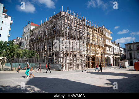 Einem alten verfallenen Gebäude in Havanna Vieja im Gerüst für Restaurierung Havanna Kuba Stockfoto