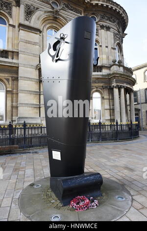 Maritimes Denkmal außerhalb Maritime Museum, Carr Lane, Hull, Yorkshire, Großbritannien. Im Jahr 2013 von Oberbürgermeister Nadine Fudge enthüllt. Es ist eine große schwarze Struktur Stockfoto