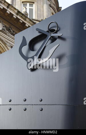 Maritimes Denkmal außerhalb Maritime Museum, Carr Lane, Hull, Yorkshire, Großbritannien. Im Jahr 2013 von Oberbürgermeister Nadine Fudge enthüllt. Es ist eine große schwarze Struktur Stockfoto