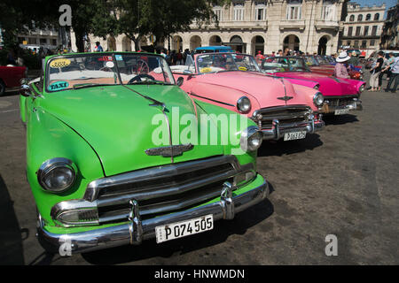 Bunt bemalte vollständig restaurierte 50er Jahre amerikanische Autos geparkt zusammen im Centro Havanna Kuba Stockfoto