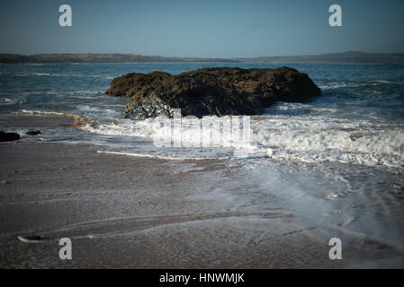 Schroffe Felsen, Meer und Wellen an godrevy Beach in der Nähe von St Ives in Cornwall, UK. Stockfoto