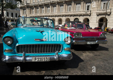 Bunt bemalte vollständig restaurierte 50er Jahre amerikanische Autos geparkt zusammen im Centro Havanna Kuba Stockfoto