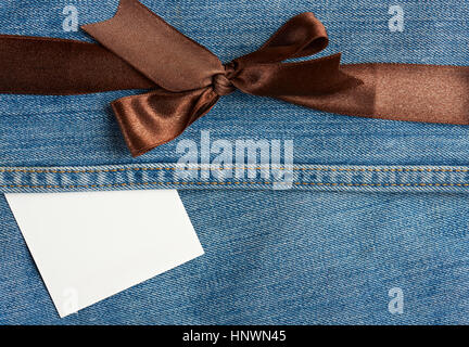 Tag und braunen Band auf hellblaue Jeans Hintergrund Stockfoto
