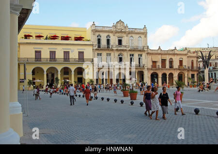 Blick über die Plaza Vieja zu den Gebäuden auf der Nordseite, Havanna, Kuba Stockfoto