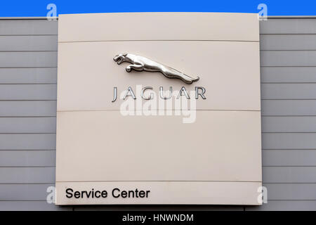 Jaguar singen bei einem lokalen Händler. Jaguar ist ein britischer multinationaler Automobilhersteller mit Sitz in Whitley, Coventry, England. Stockfoto