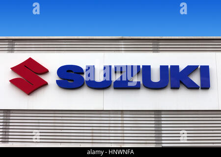Suzuki-Logo auf einem Auto (ein japanischer multinationaler