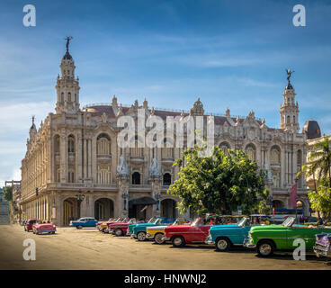 Kubanische bunte Oldtimer vor dem Gran Teatro - Havanna, Kuba Stockfoto