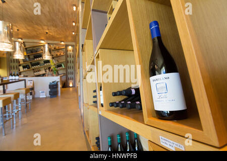 Jammern Sie Shop Damilano Weingut in La Morra in Barolo Bezirk, entlang der Weinstraße, Langhe Region Cuneo, Piemont, Italien Stockfoto