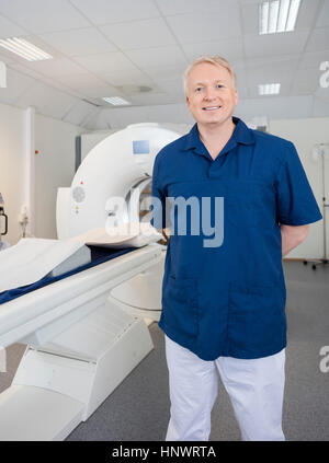 Radiologen an MRT-Gerät In der Klinik Stockfoto