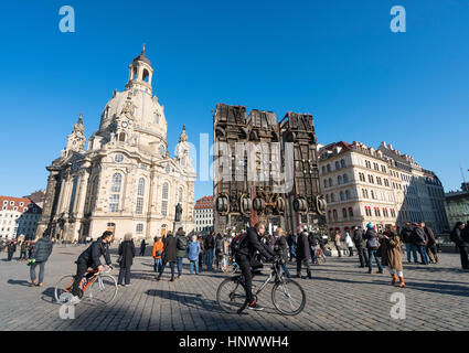 Skulptur von 3 vertikale Busse als Symbol für anti-Scharfschützen Barrikade in Aleppo von syrisch-deutsche Künstler Manaf Halbouni in Dresden, Deutschland. Stockfoto