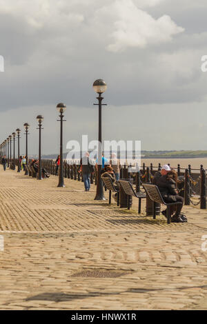 Besucher und Touristen genießen die Aussicht entlang der renovierten viktorianischen Albert Dock Promenade Heritage area Stockfoto