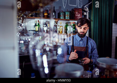 Barista Barkeeper macht Kaffee an der Bar im restaurant Stockfoto