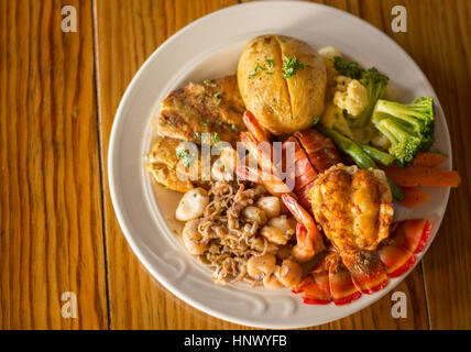 Fisch, Hummer und Calamri Meeresfrüchte-Platte Stockfoto